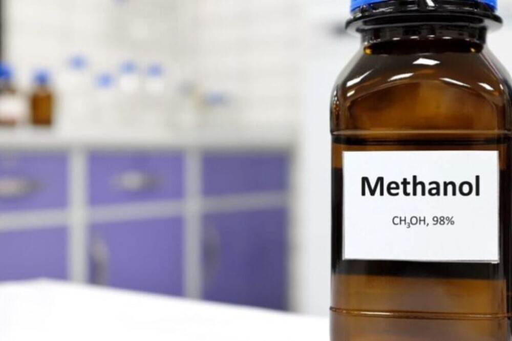 imagem de frasco de metanol em laboratório